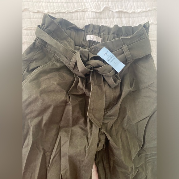 Loft Paperbag 💯 percent cotton pants in army green! Size 6P - Picture 4 of 4